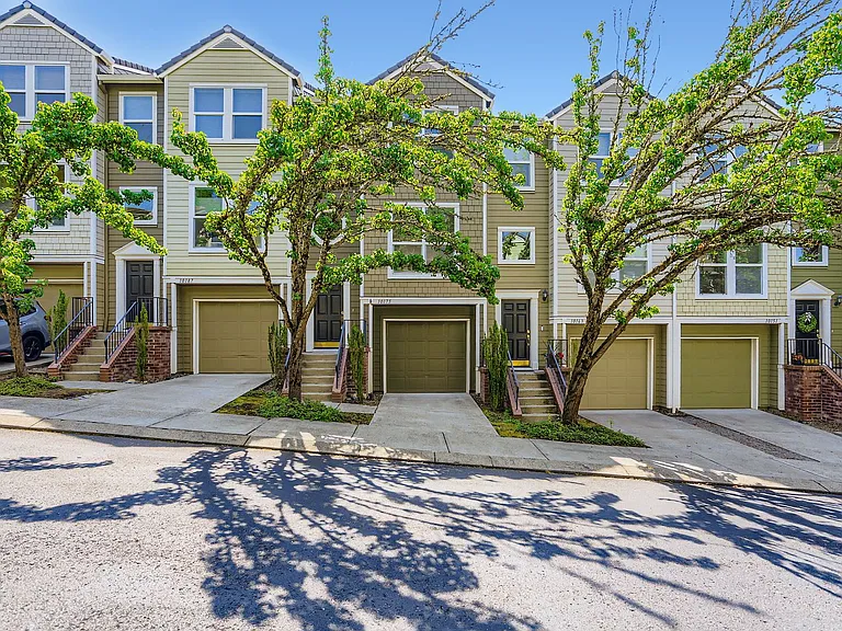 10175 NW Wilshire Ln — Photo 2