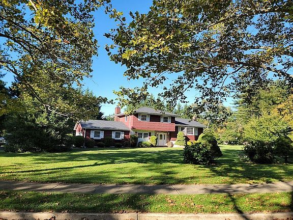 3rd image of 14 Woodcrest Cir