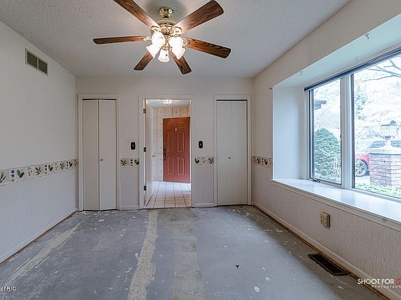 3rd image of 856 York Ave