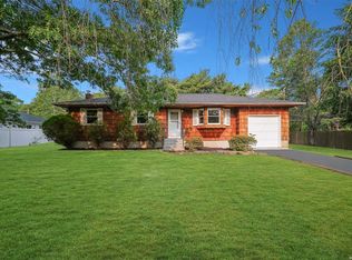 89 Brookhaven Ave, Riverhead, NY 11901
