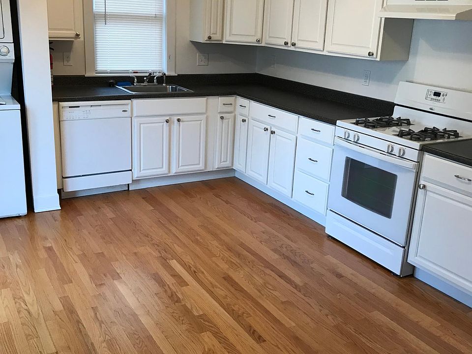 2nd image of 916 Bay Ave #1