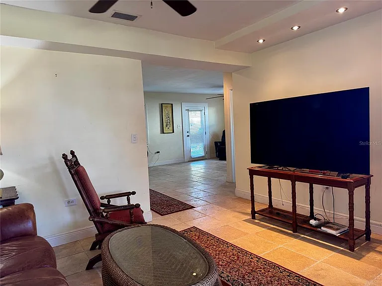 2559 Arlington St — Photo 3