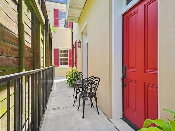 4th image of 826 Touro St #4