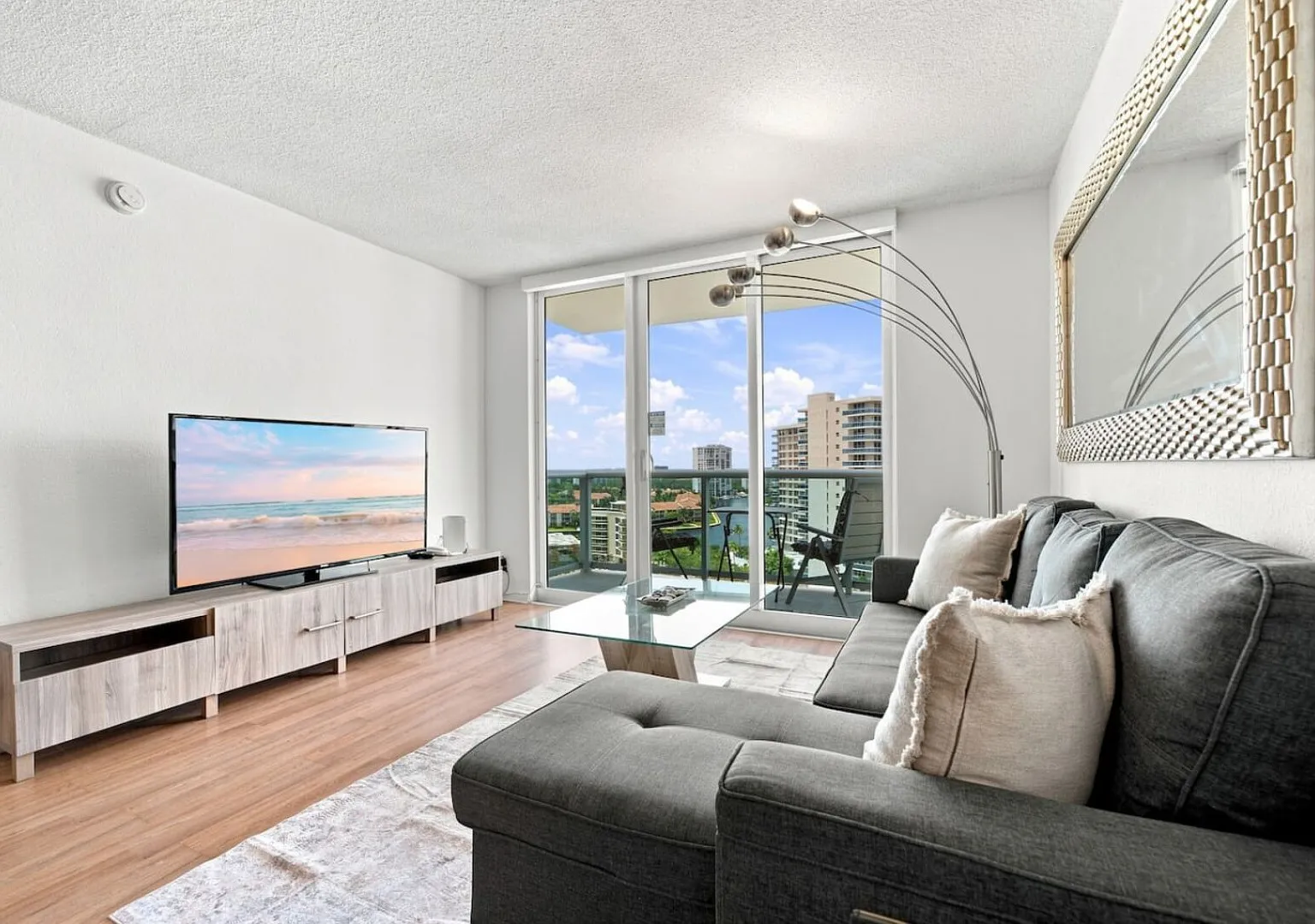 Spacious & Modern apt for a family beach vacation — Photo 2