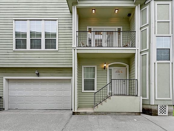 2nd image of 1109 W 15th 1/2 St Unit F