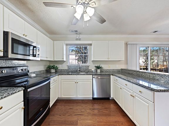 3rd image of 110 Bristol Ln