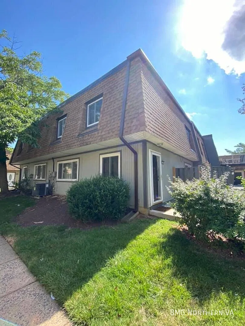 Beautiful 2-Level 3 Bedroom 2.5 Bathroom End Unit Townhome In Fantastic Sequoyah / Hybla Valley C... — Photo 1