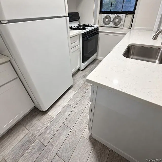 2 bed, 1.0 bath, 700 sqft, $2,500 — Photo 4