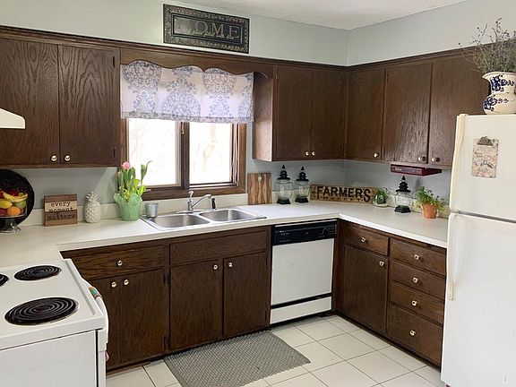 5th image of 404 Heritage Cir N #1