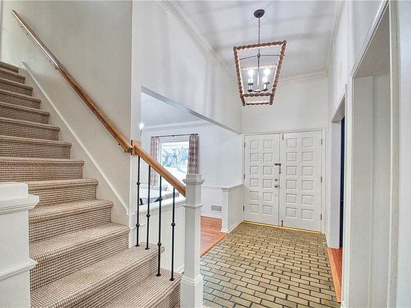5th image of 912 Saint Andrews Dr