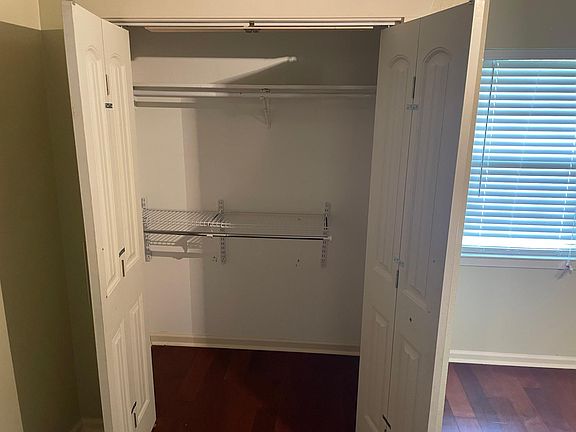 4th image of 109 Decker St