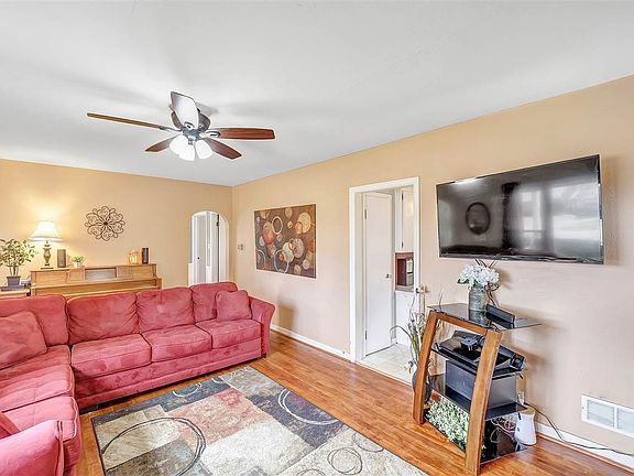 4th image of 133 Village St