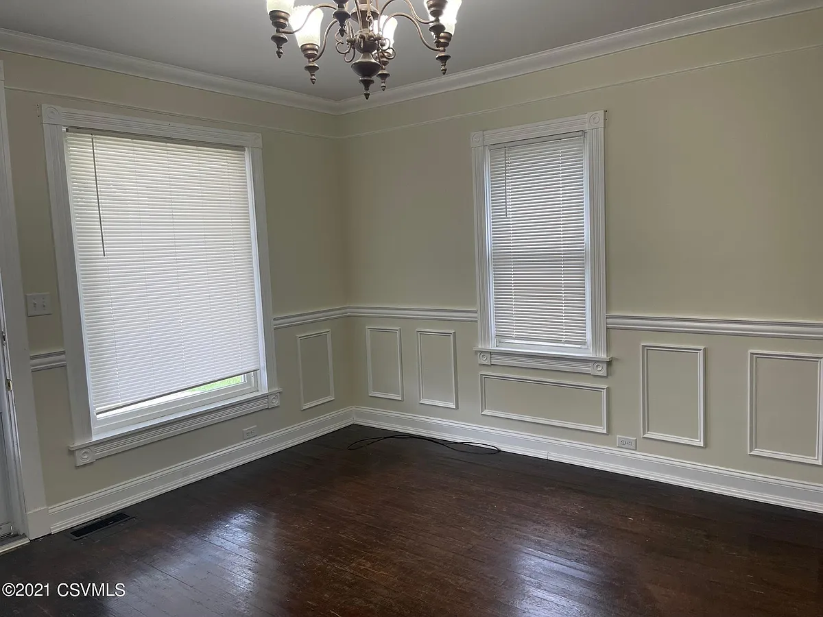 Building Photo - 320 S Market St