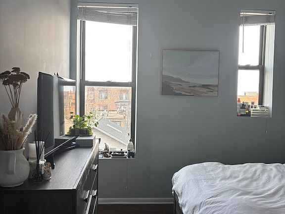 5th image of 1057 W Grand Ave #4M