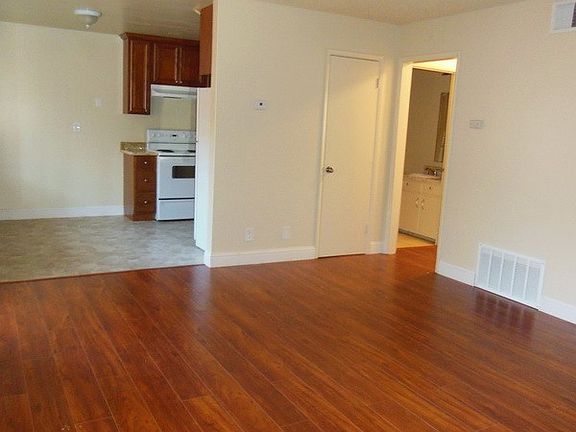 3rd image of 104 Redwood Ave APT 1