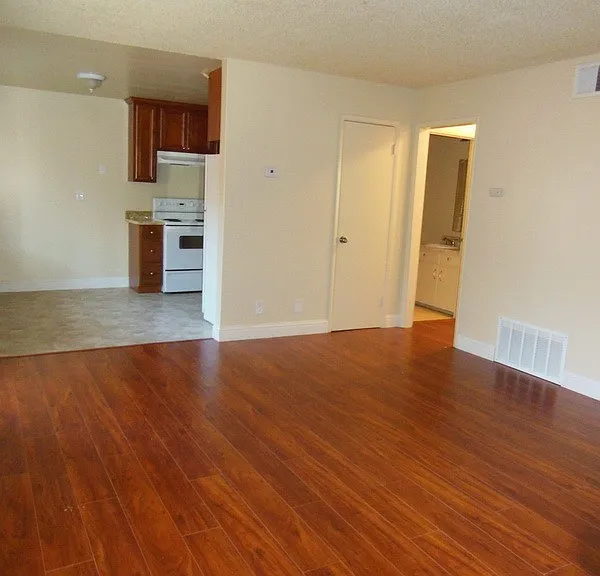 104 Redwood Ave — Photo 3