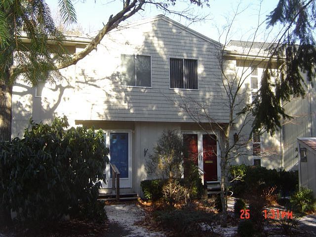 Lovely Townhome on Pond
