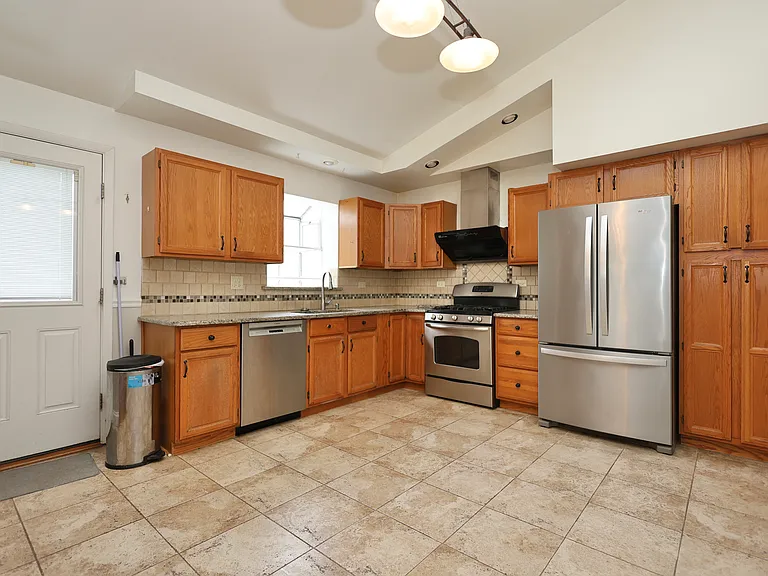 613 Leamington Ave — Photo 9
