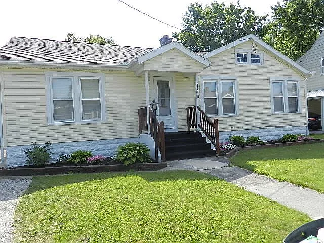 472 Elmwood Dr photo 1
