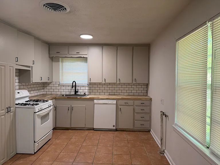 2800 W Fuller Ave — Photo 6