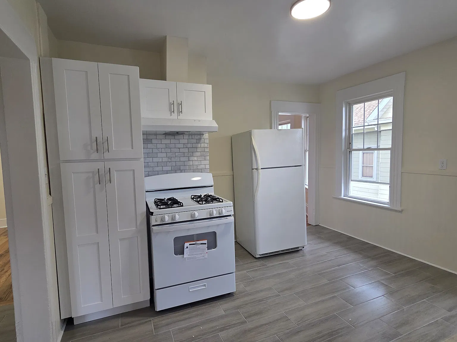 3 bed, 900 sqft, $2,300 — Photo 4