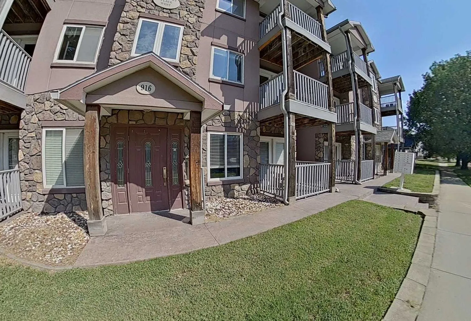 916 Bluemont Ave — Photo 2