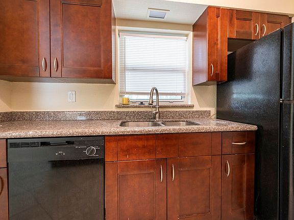 4th image of 1025 NE 9th Ave #A