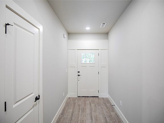 4th image of 46 York Dr