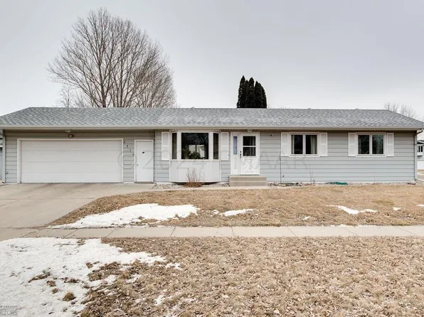 2710 22nd St S, Fargo, ND 58103
