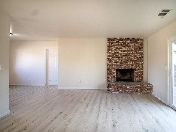 4th image of 460 E Oak Avenue