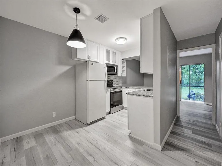 9845 Riverside Dr #8-28 — Photo 11