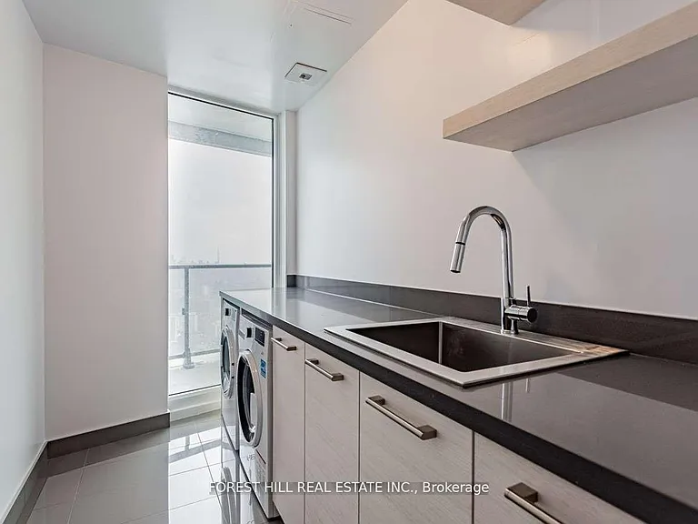 2221 Yonge St #5702 — Photo 24
