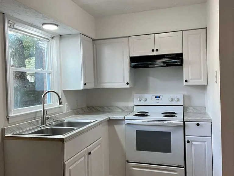 610 37th Ave N #C — Photo 9