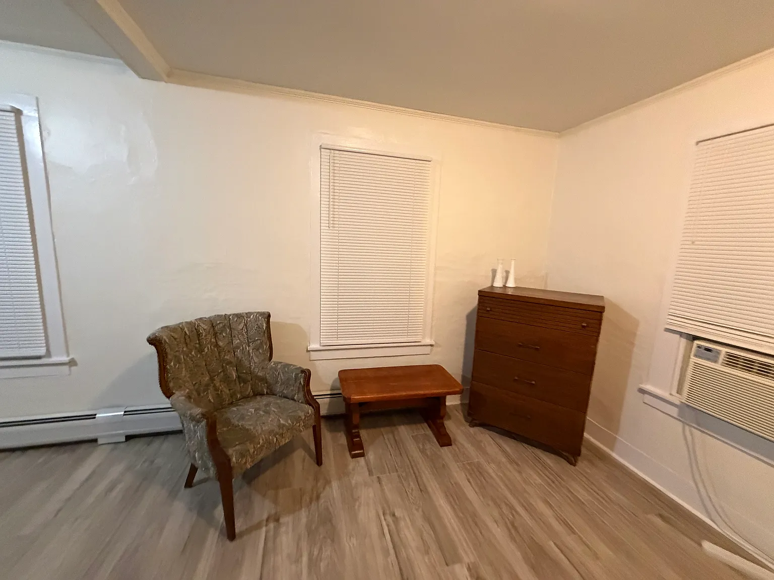 3 bed, $1,100 — Photo 4