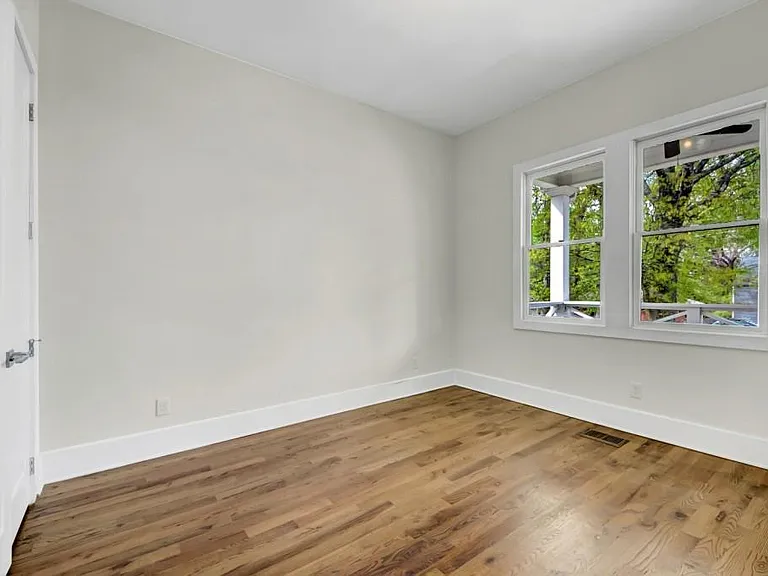 1442 Mercer Ave — Photo 24
