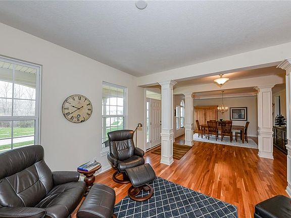4th image of 142 Emerald Ave