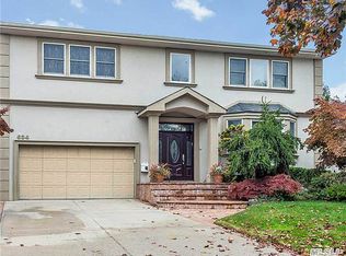 634 Vandam St, Valley Stream, NY 11581