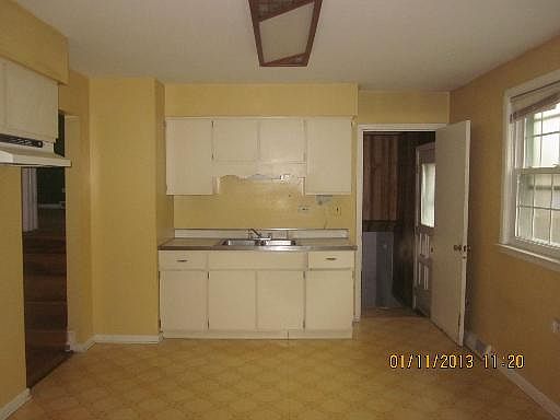 4th image of 3105 Lee St