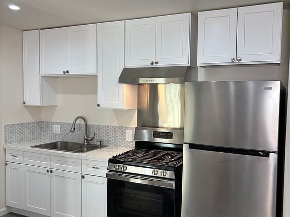 5th image of 16019 Calahan St