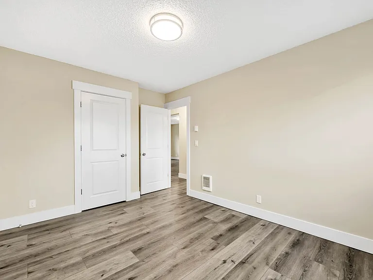 Cape Lee Apartments 2 & 3 Bedroom 1 Bathroom units — Photo 16