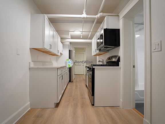 4th image of 6 Camelot Ct APT A