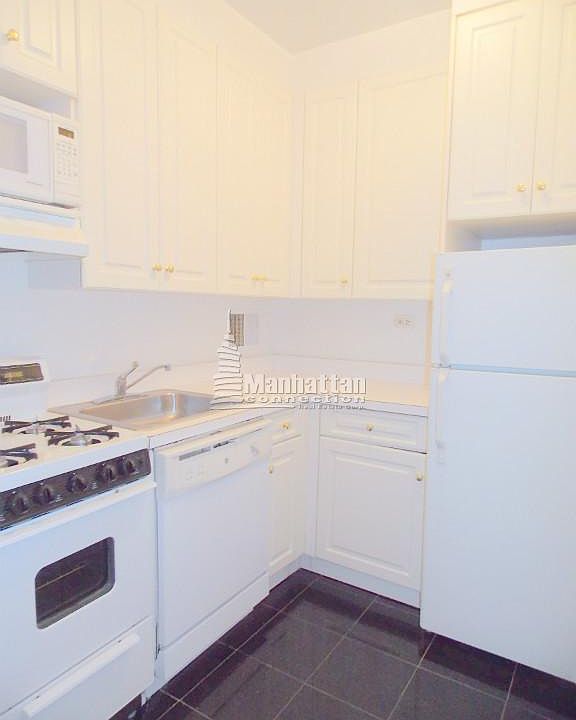2nd image of 148 W 68th St APT 5G