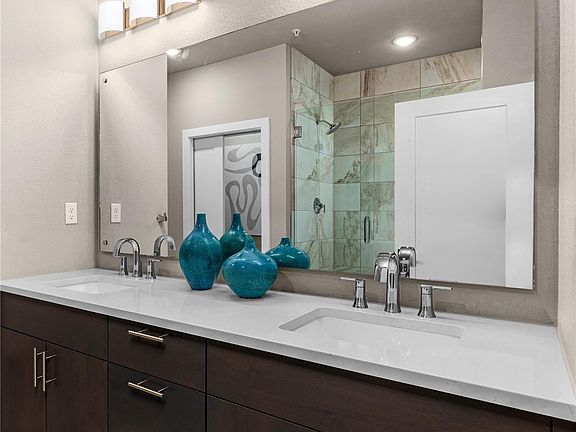4th image of 6619 E Lowry Blvd #105