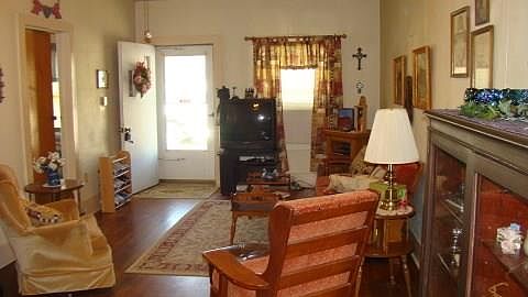 4th image of 208 N Avenue C