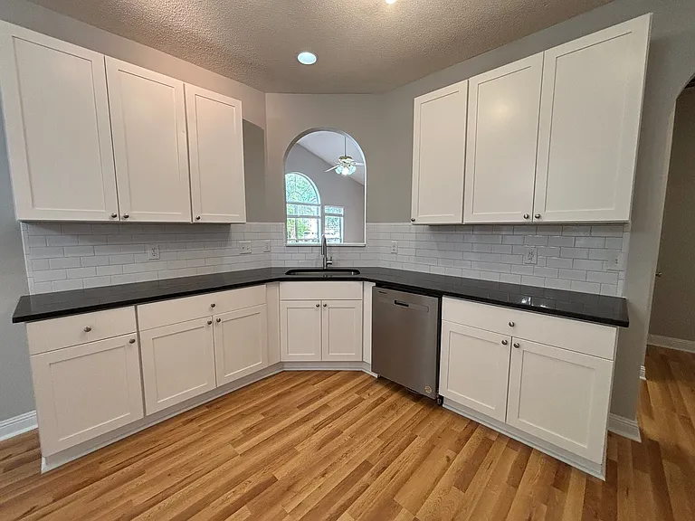1715 Crystal Lake Dr — Photo 12