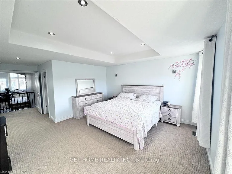 294 Featherstone Cres — Photo 9
