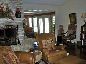 3rd image of 9211 Briarhurst Dr