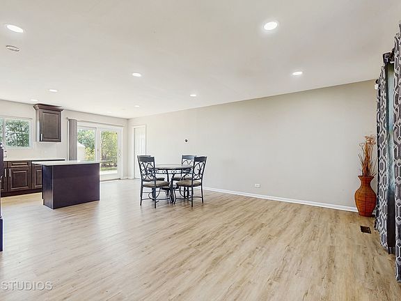 3rd image of 1410 Oakwood Ave