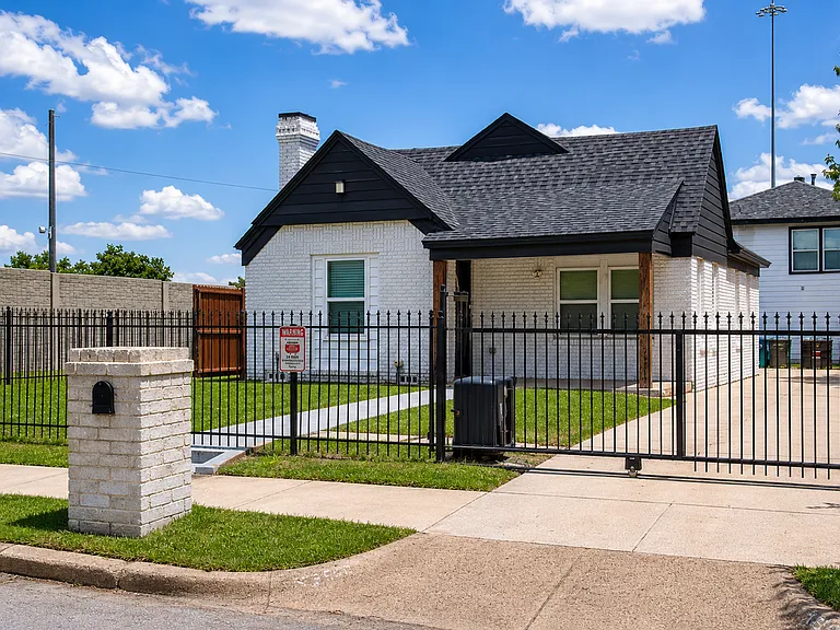 235 W Woodin Blvd — Photo 3