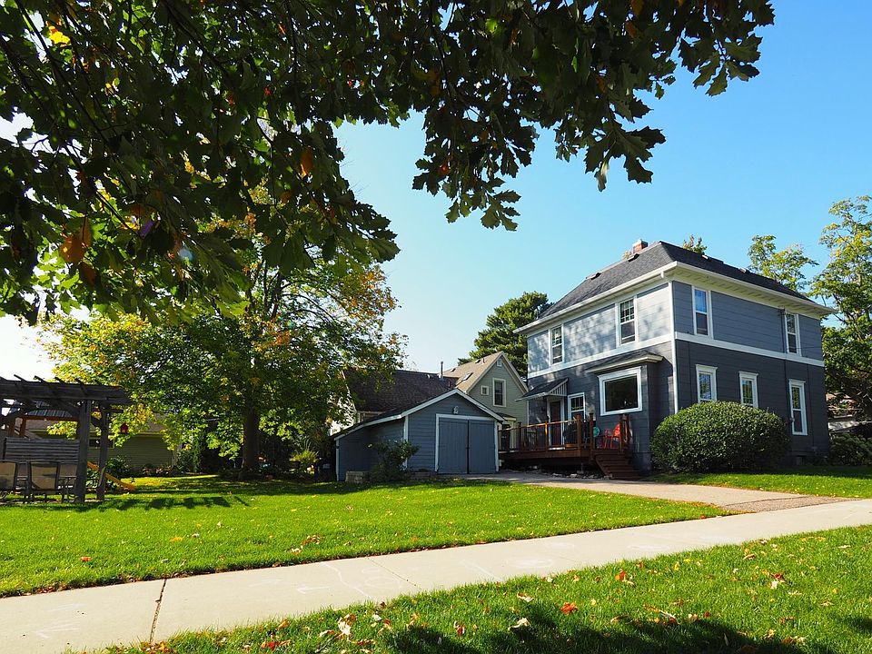 1st image of 216 6th St E
